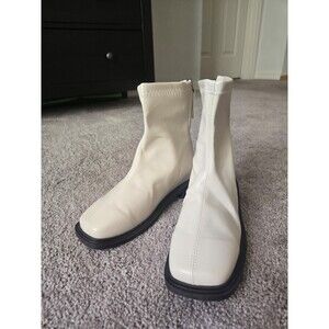 Women boots. White. Size 6.5 - 7. No brand